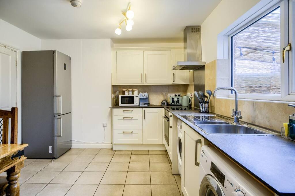 Low Rate For A 4-Bedroom House In Coventry With Free Unlimited Wi-Fi 2 Car Parking 53 Qmc Εξωτερικό φωτογραφία